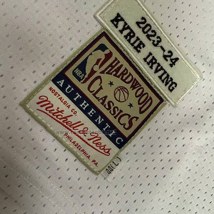 Camiseta Dallas Mavericks Kyrie Irving NO 11 Mitchell & Ness 2023-24 Blanco